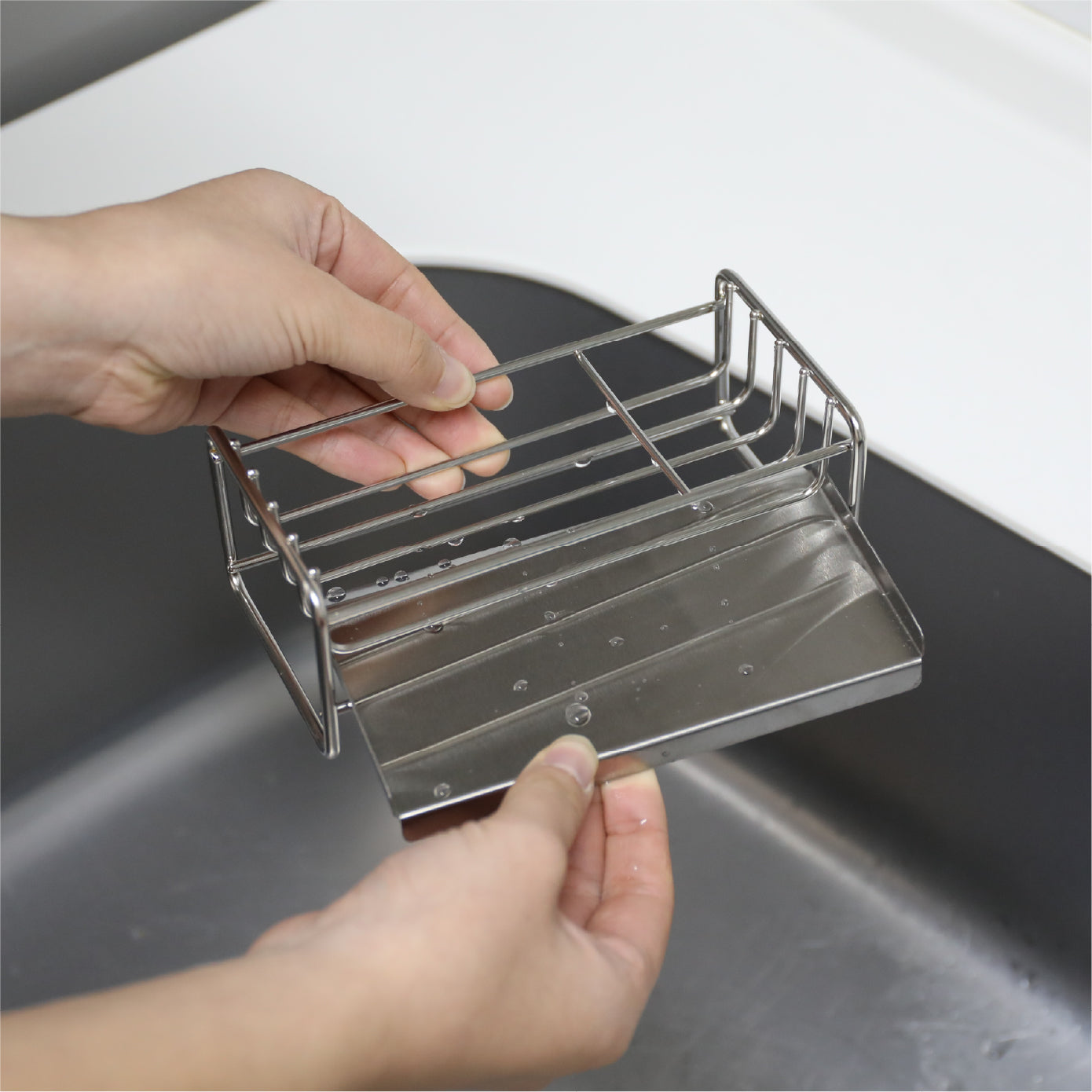 トレーは本体から簡単に取り外せるため、溜まった水を捨てたり、汚れを洗い流したりするのも手間いらず。