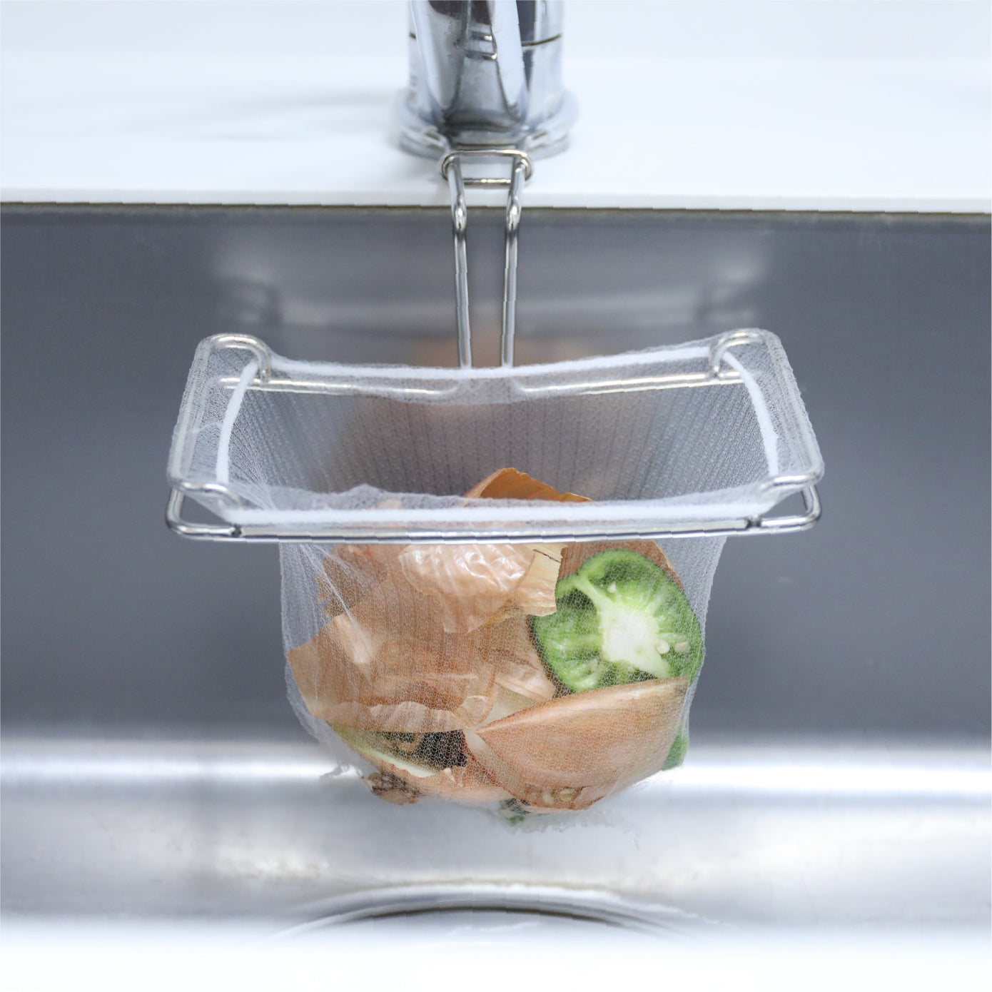 蛇口に取り付けることで、生ゴミがシンクや排水口に触れずに浮いた状態をキープしてくれます。