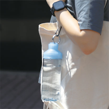 カラビナなどでバッグに取り付けることも可能です。