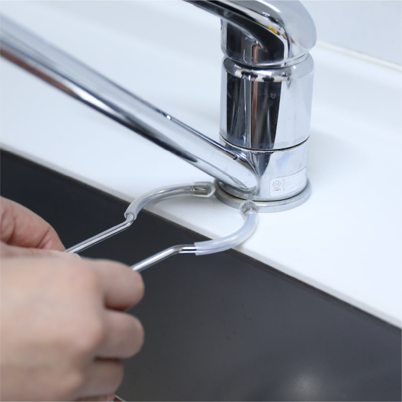 蛇口に引っ掛けるだけの簡単設置で、工具や面倒な準備は一切不要。