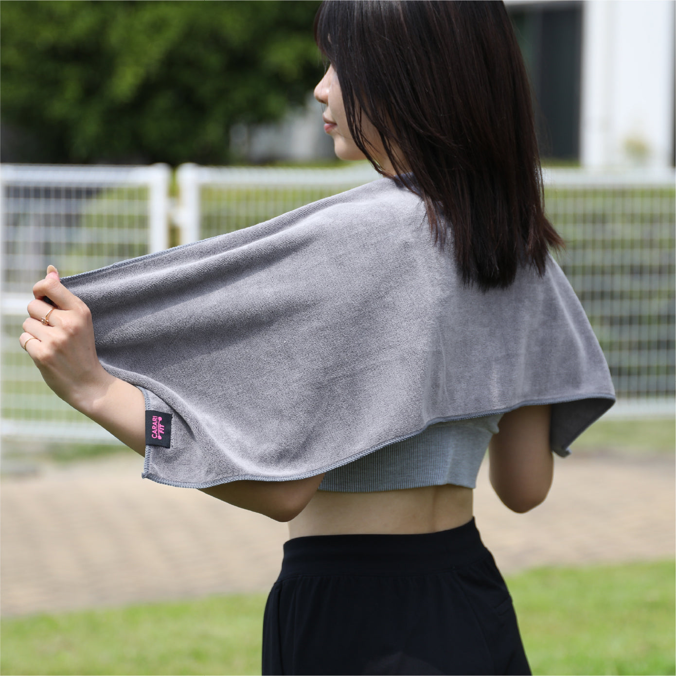 薄手なので、広げて肩に掛けても軽やかに過ごせます。汗取りだけでなく冷え対策にもぴったりです。