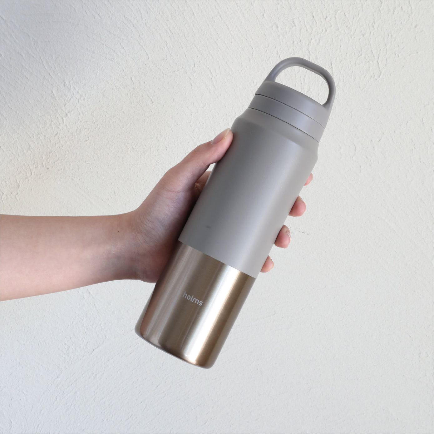 本体がスリムなので、カバンやドリンクホルダーに入れて使いやすい。