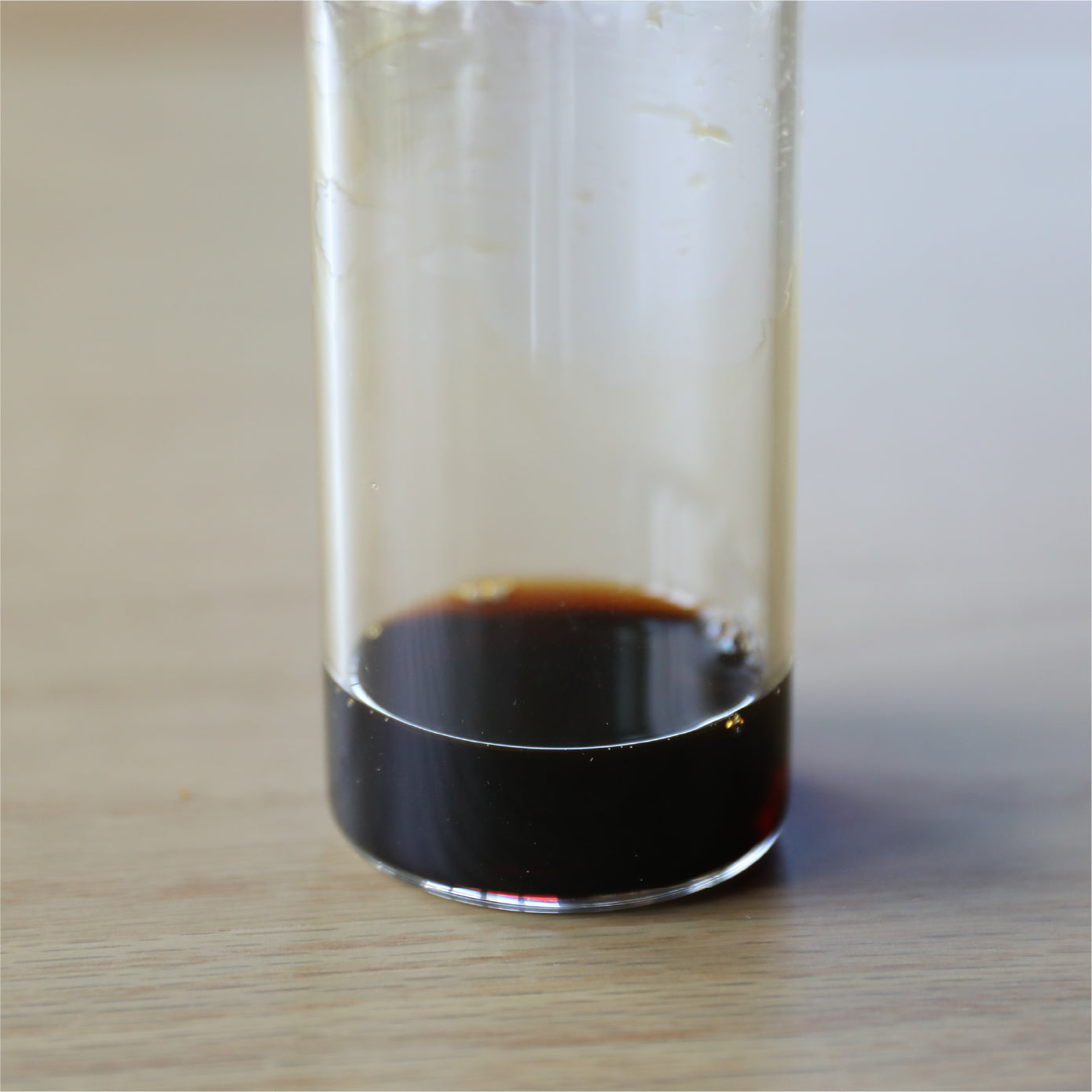 透明な耐熱ガラス製なので、醤油の残量や状態が一目で分かります。