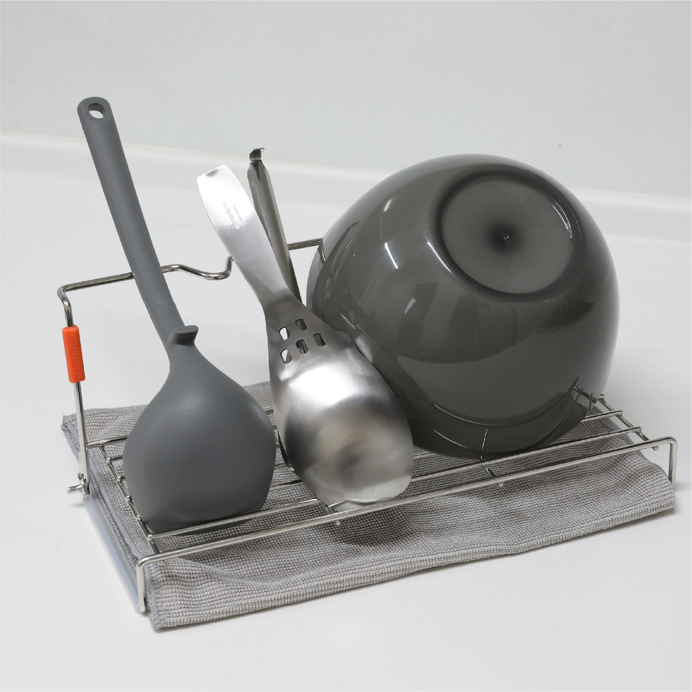 「倒れやすい」「置き場所に困る」「衛生面が気になる」そんな悩みを解消してくれるのが、この折り畳み式のボトルスタンドです。