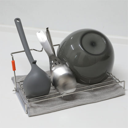 「倒れやすい」「置き場所に困る」「衛生面が気になる」そんな悩みを解消してくれるのが、この折り畳み式のボトルスタンドです。