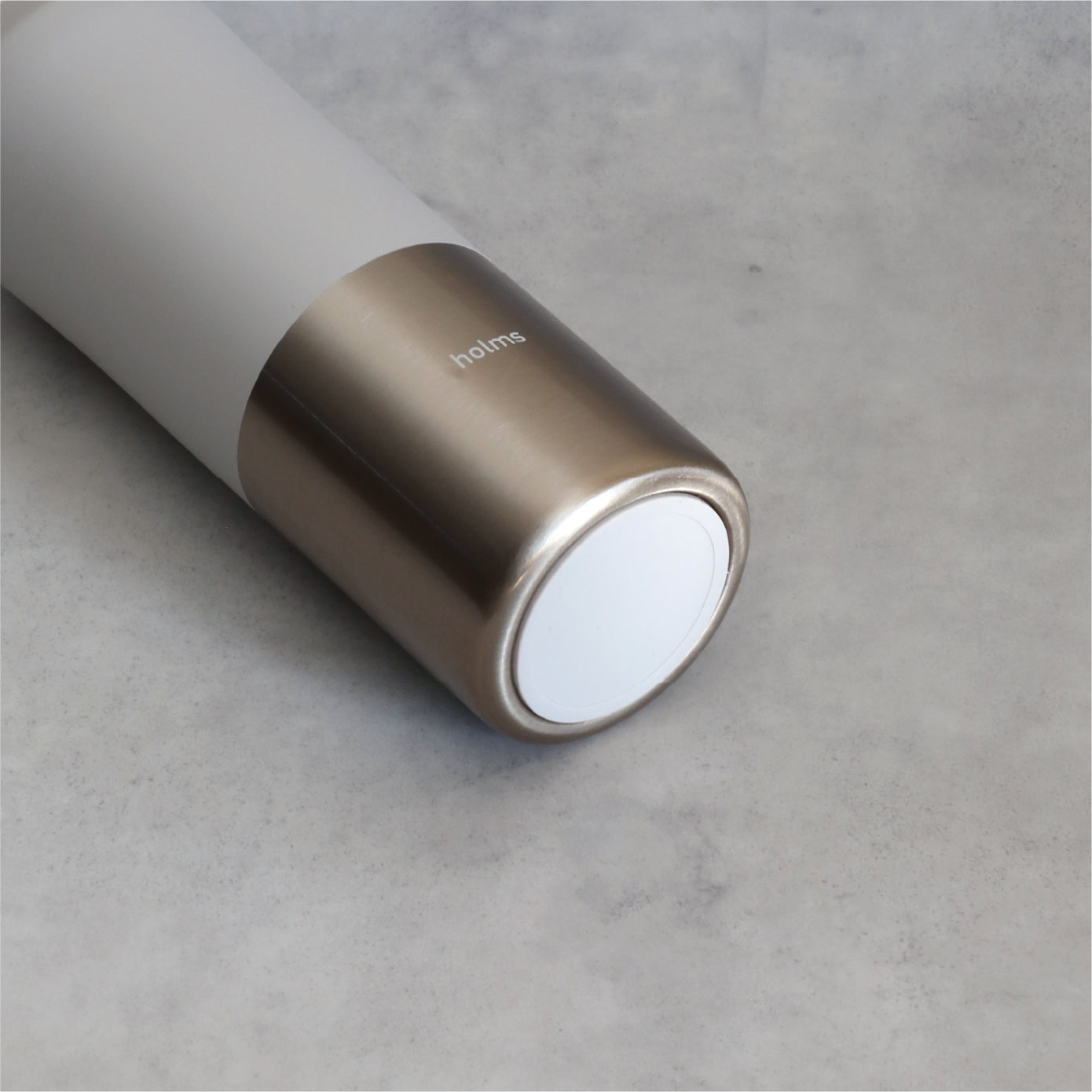 ボトルを置くときにテーブルを傷付けにくく
音も抑える底面ラバー付き。