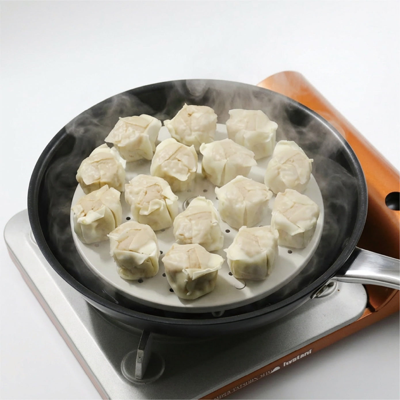 市販のシュウマイも、蒸し皿を使えばふっくらジューシーに。フライパンで手軽に蒸せるので、特別な蒸し器は不要です。