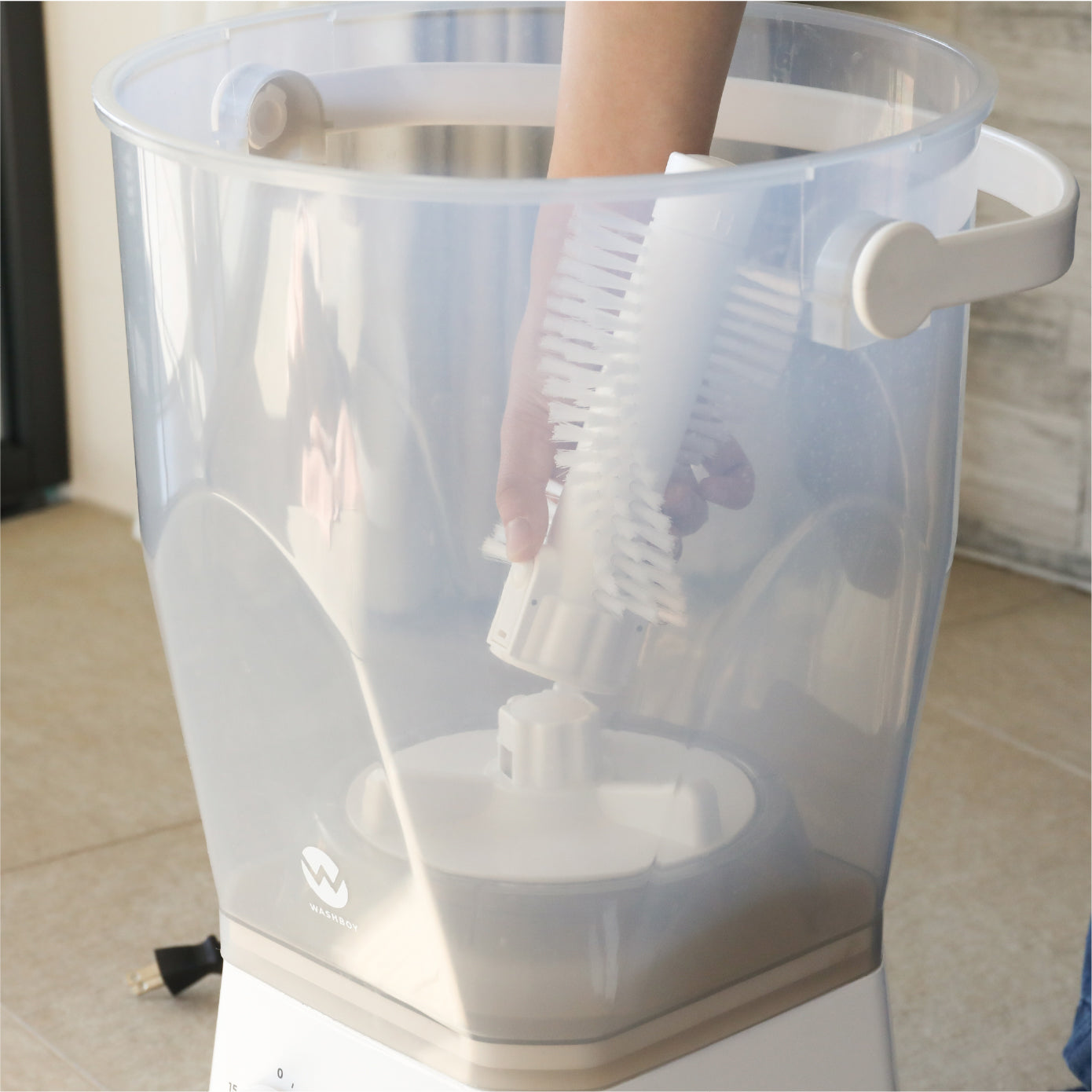 <span style="display:block; text-align:center;">ブラシパーツを着脱して2WAYで洗える</span>