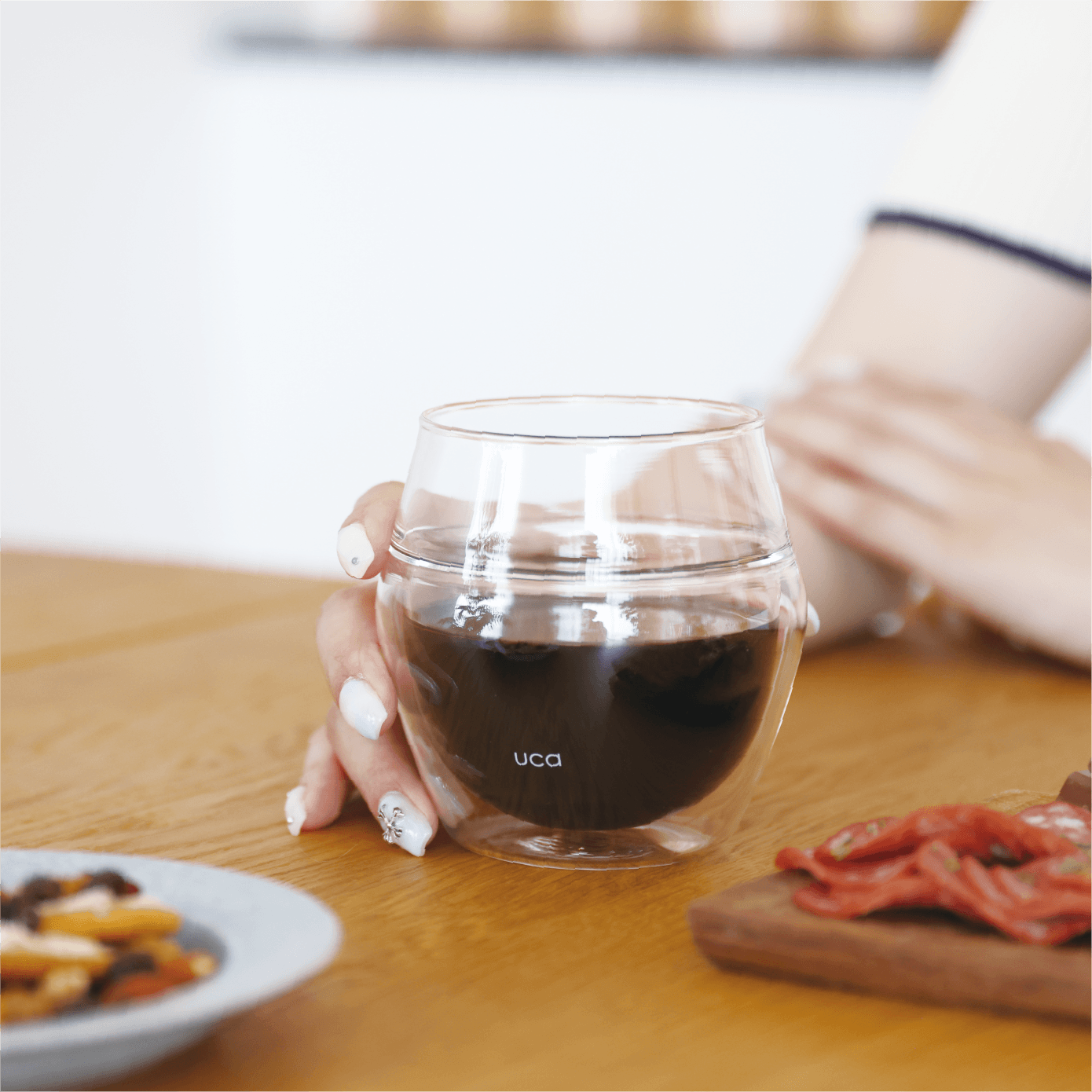 <span style="display:block; text-align:center;">ころんとした丸みが手にフィット</span>