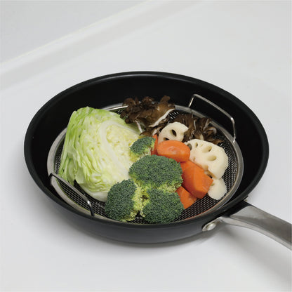 フライパンにセットして使えるため、手軽に蒸し料理が楽しめます。