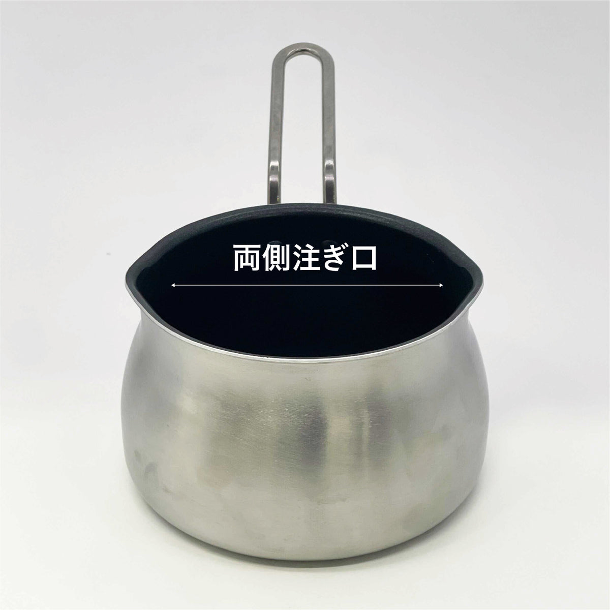 注ぎ口の向きやハンドルの持ち方を気にすることなく、左右どちらからでも注ぐことが可能。