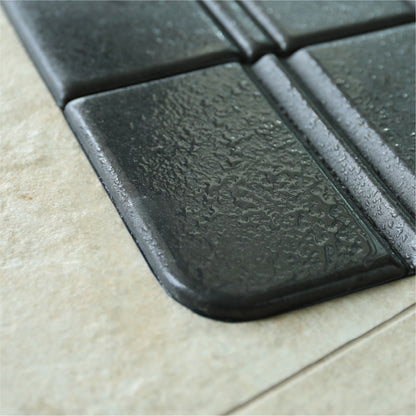 熱可塑性エラストマーは水をほとんど吸収しないため、濡れてもすぐに拭き取ることが出来ます。