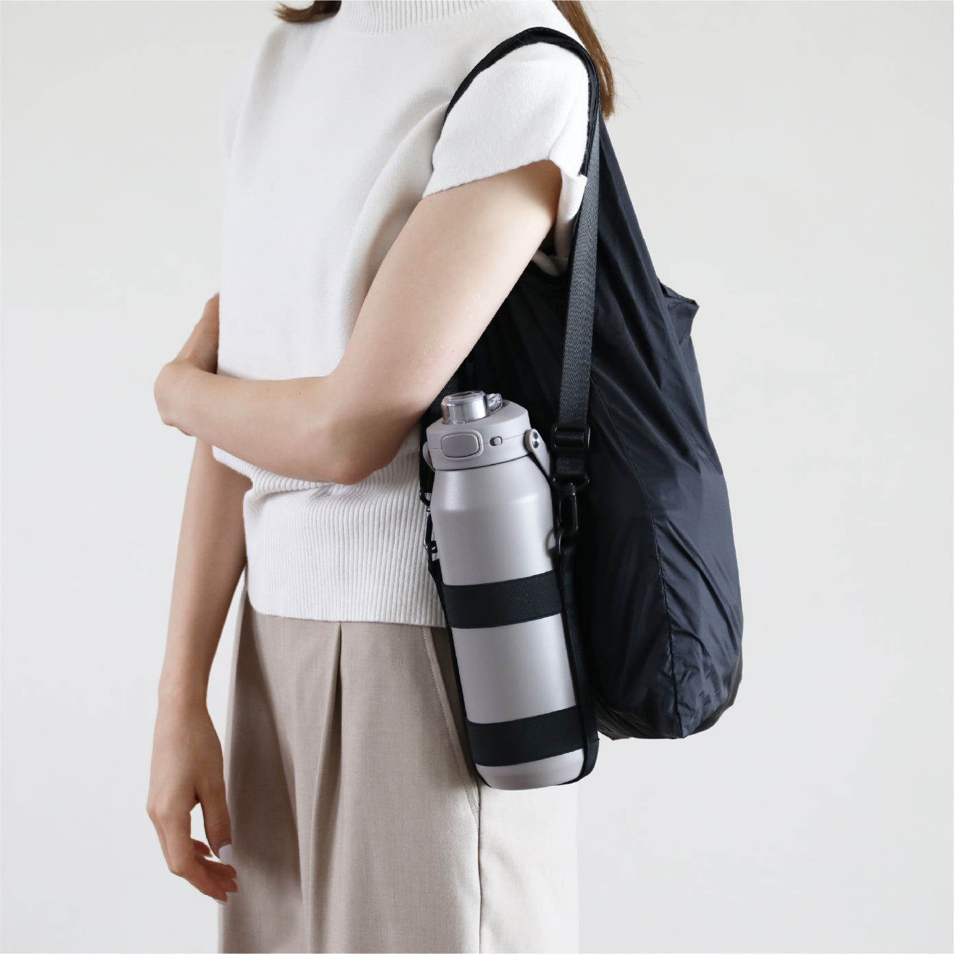 重さ約60gと軽量で、ボトルのデザインを損なわず、洋服にも合わせやすいシンプルさが特徴です。