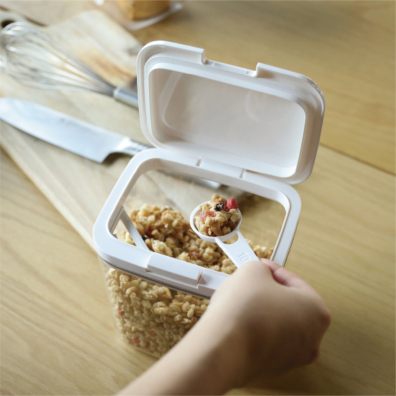 広口形状なので食材を出し入れしやすい