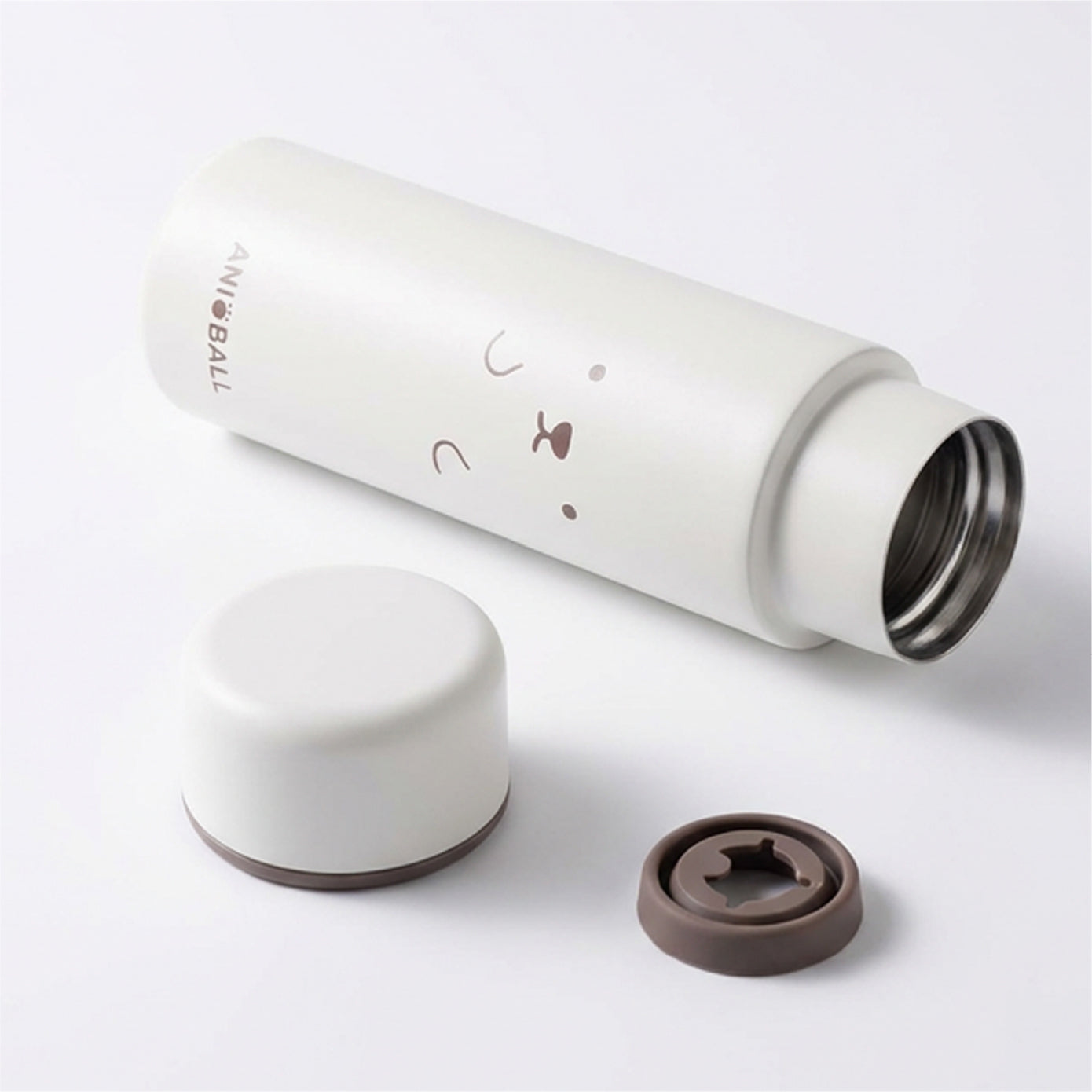 パーツは本体とフタとパッキンの３つのみ。
パッキンは取り外しやすく、取り付けやすいので毎日のお手入れもらくらくです。