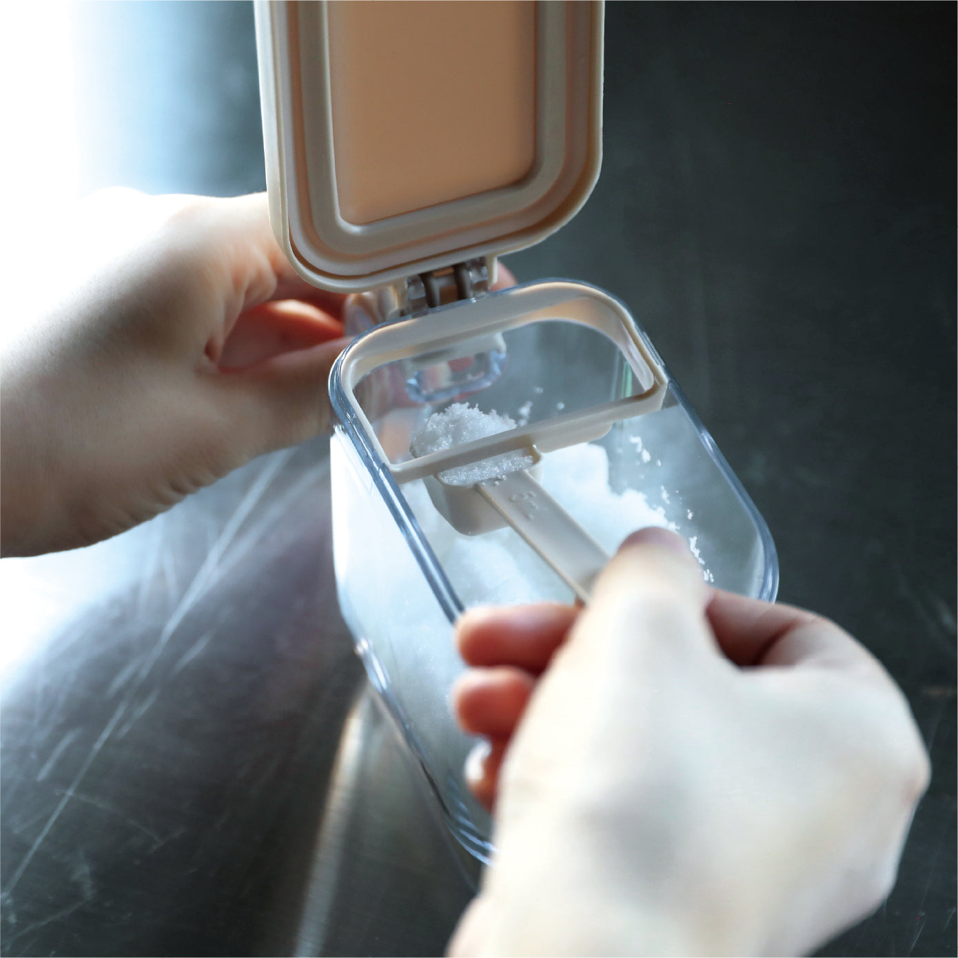 小さじ（5ml／2.5ml）をすり切りで量れる専用スプーン付き。