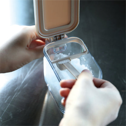 小さじ（5ml／2.5ml）をすり切りで量れる専用スプーン付き。