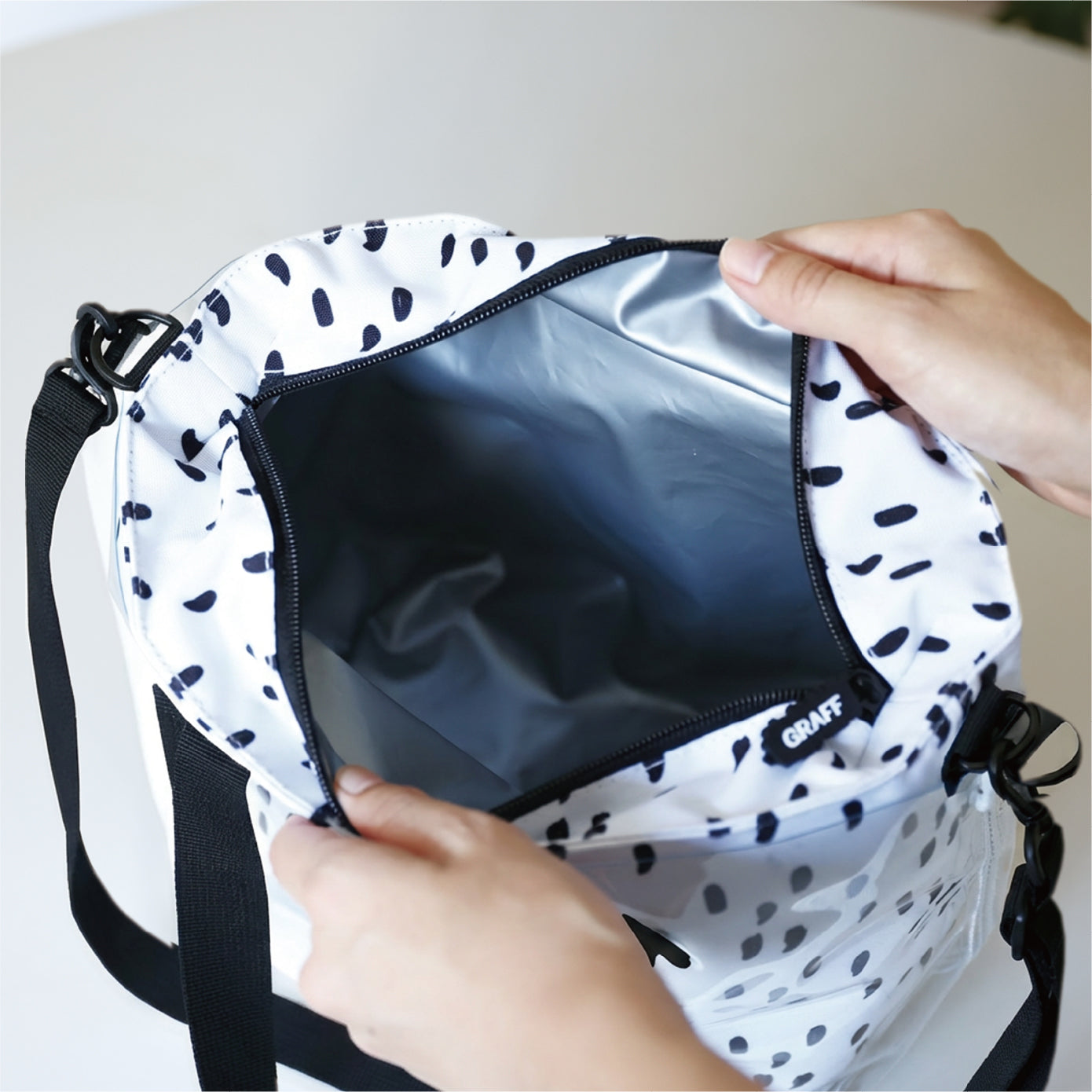 一見、普通のバッグに見えるのに実はしっかりと保冷機能を持ったインナーのポーチ。