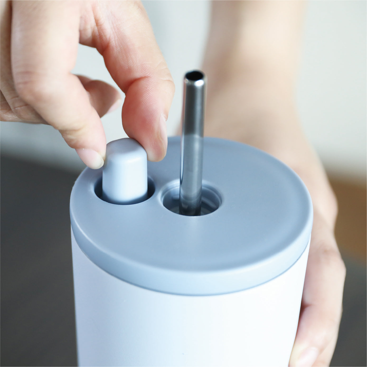 フタ部分にキャップを固定出来るので使用時も無くさず安心。