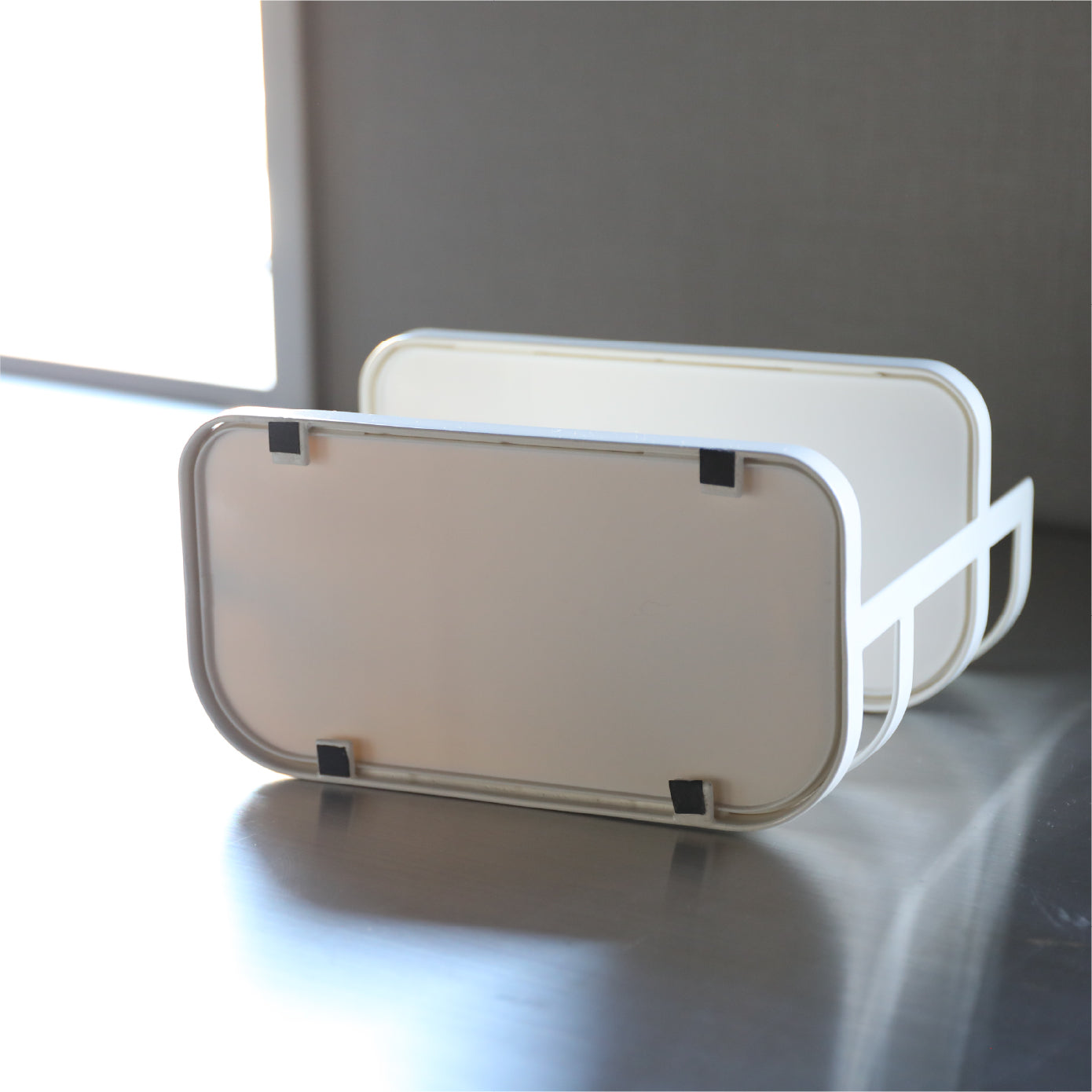 脚部には滑り止めが付いており、濡れたキッチンカウンターの上でも安定して使用できます。