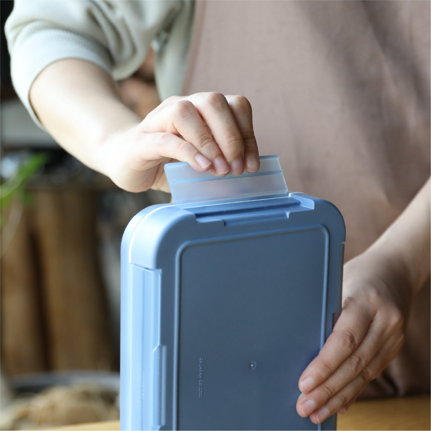 蓋と本体を4箇所でロックするので、お弁当をしっかりと固定し漏れにくい仕様になっています。
