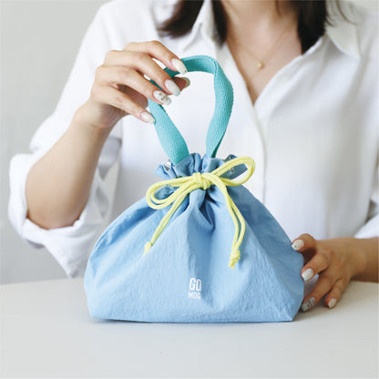 トートバッグとしても、紐を絞って巾着タイプとしても使える2つのスタイルを楽しめます。