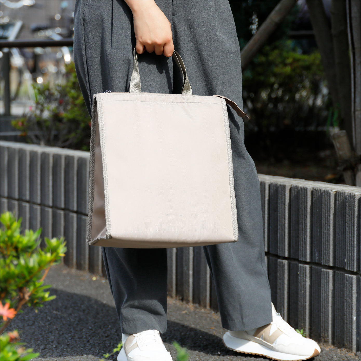 様々な使い方がしやすいサイズ。広めのマチで冷凍食品の収納にもピッタリ。