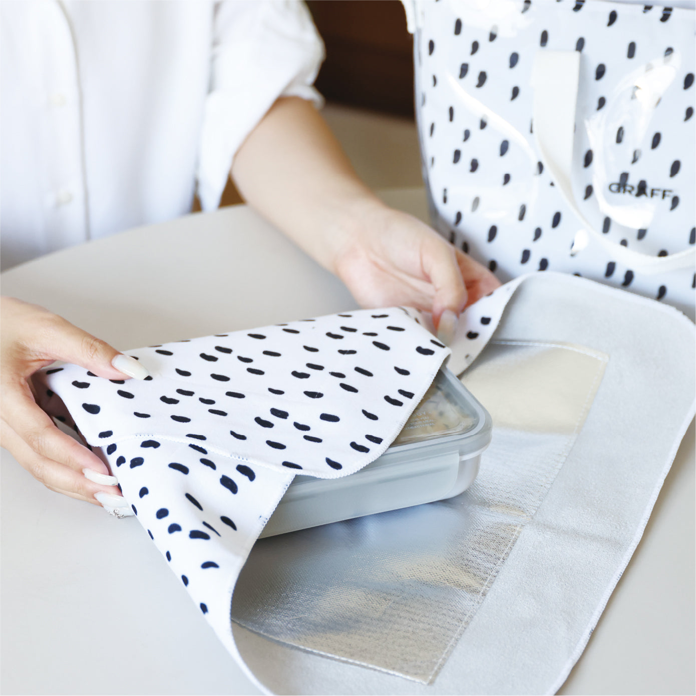 結ぶ手間が一切なく、畳むだけで簡単に包めるので、朝の忙しい時間にもぴったりです。