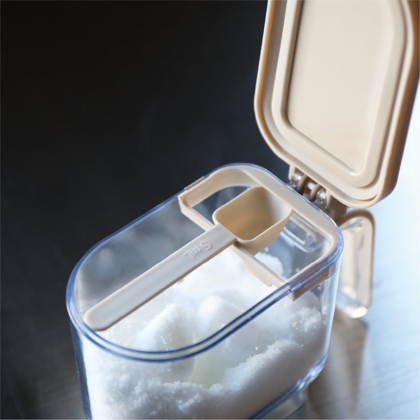 スプーンは内側に収納でき、必要なときにパッと取り出せて調理をスムーズにしてくれます。