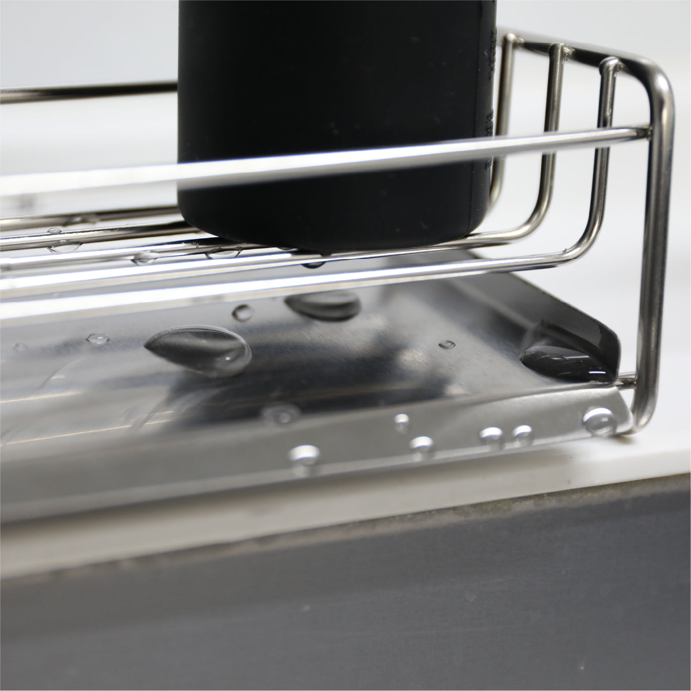 使用後に自然と落ちる水をしっかりキャッチしシンク周りを濡らしません。