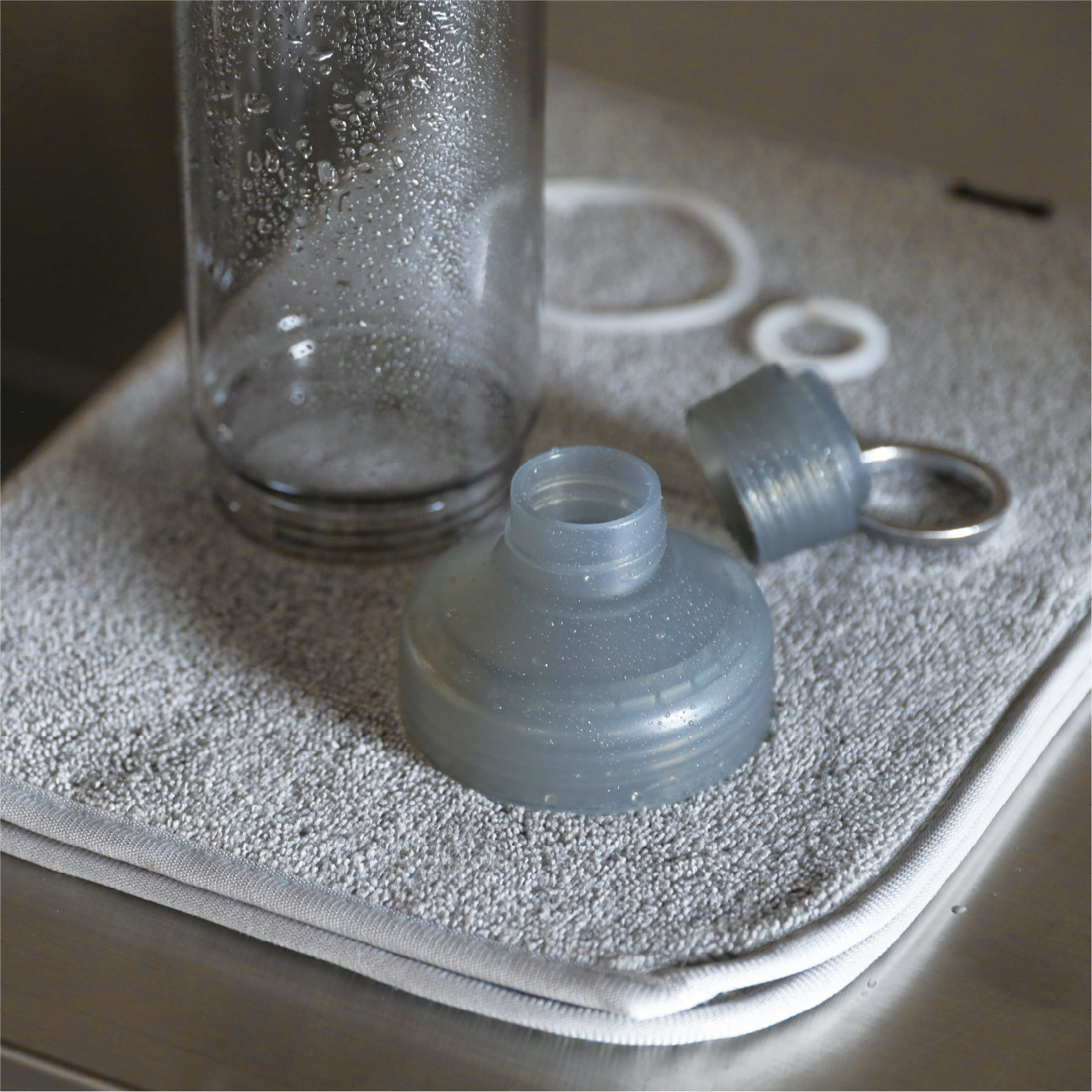 フタユニットと飲み口ユニットは取り外しが出来るので、毎日のお手入れも楽々。底の方も洗いやすく衛生的です。