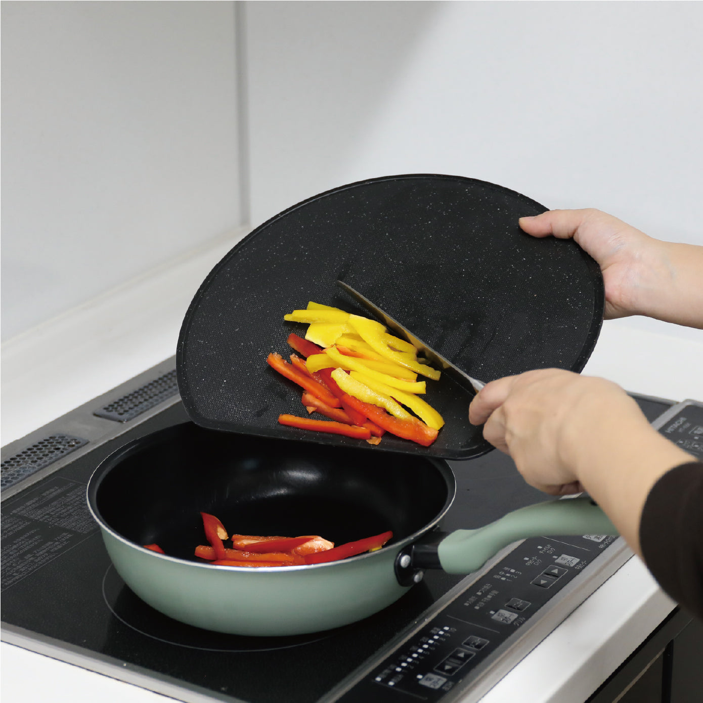 軽くて適度な硬さがあるのでフライパンに移し替えやすい。