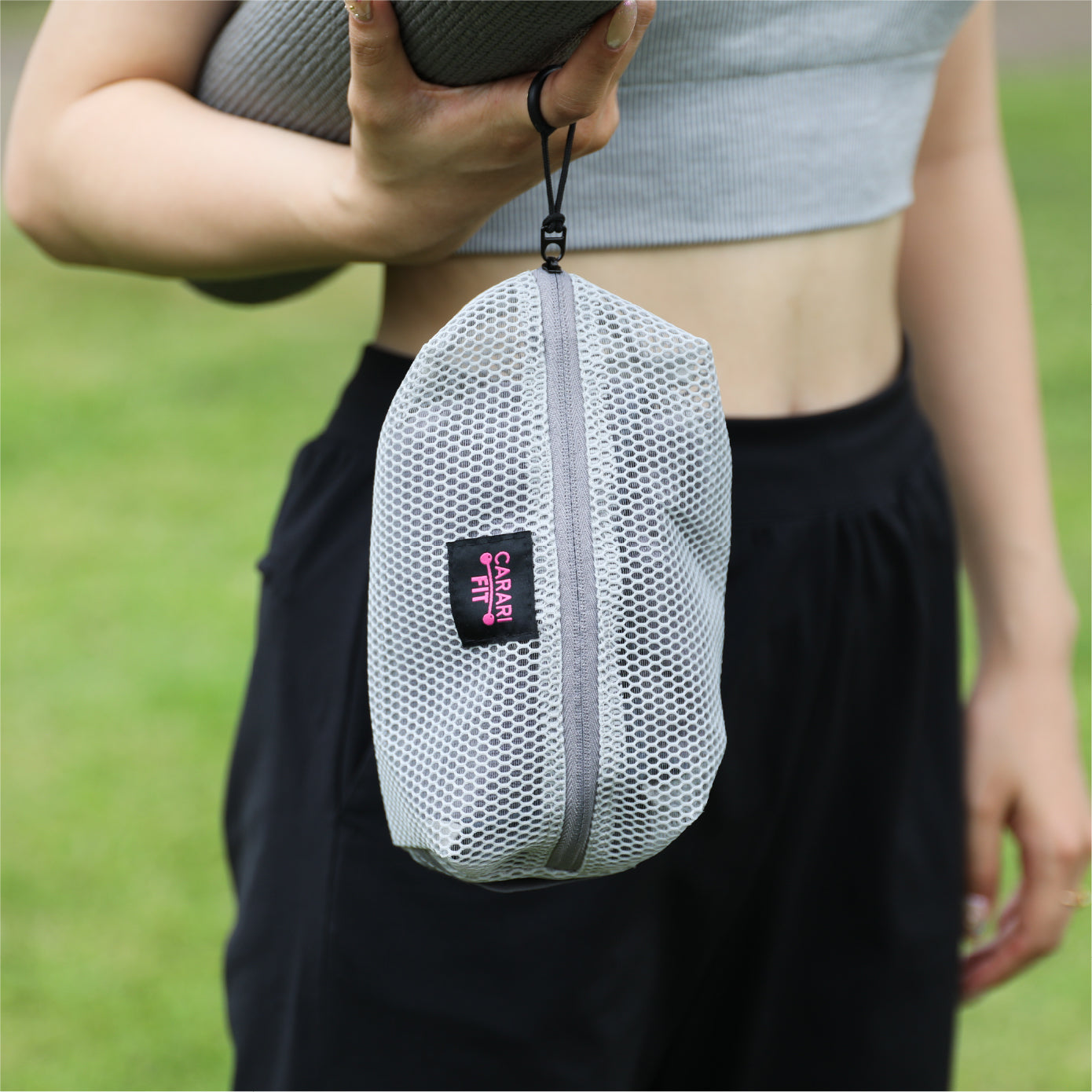 使い終わったら専用ケースにすっきり収納。濡れたままでも持ち運びやすくジムやサウナにもぴったりな1枚です。