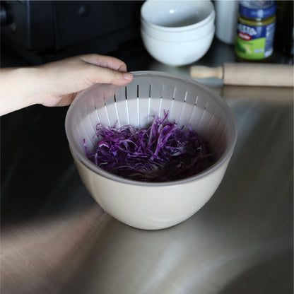 ザルはスリットが付いているので、汚れをボウルに落として洗いやすい。