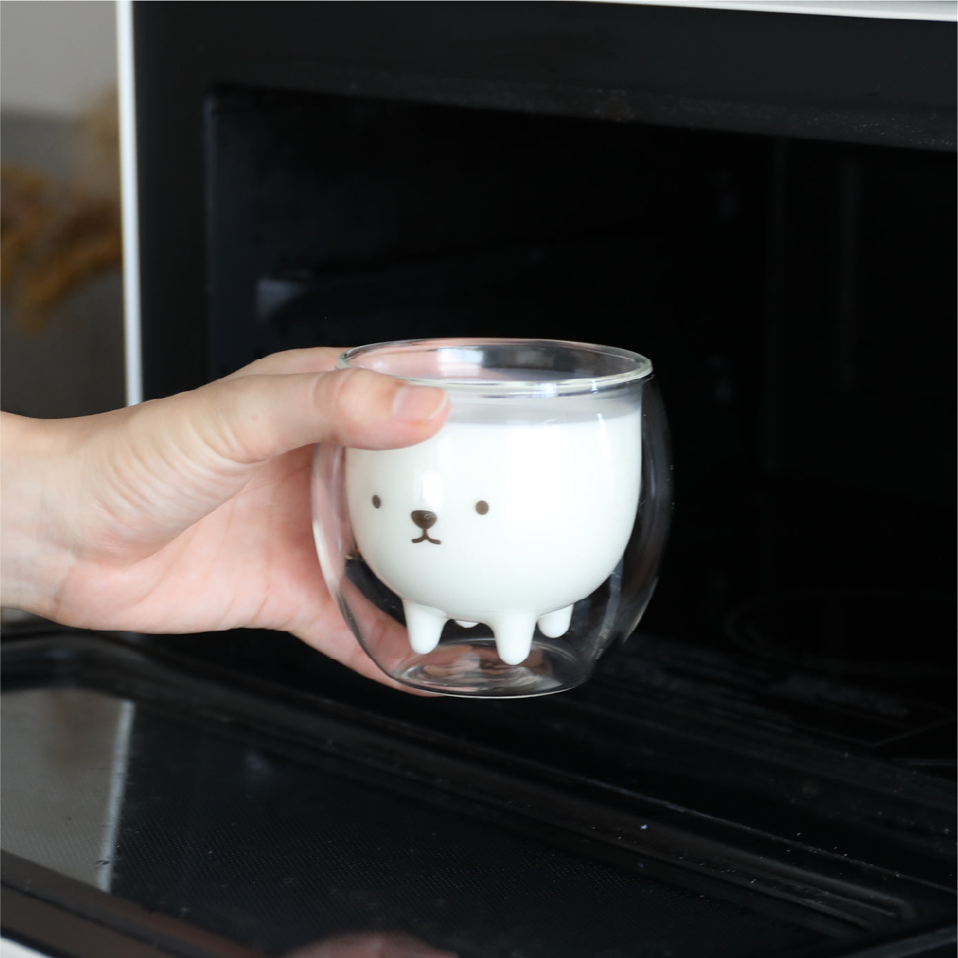 耐熱ガラスなのでホットもアイスも楽しめます。見た目のかわいさと実用性を兼ね備えた、長く愛用できるグラスです。