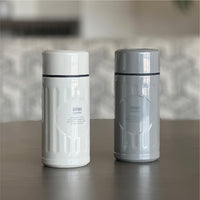 無駄のないすっきりとしたフォルムで、どんなシーンにもなじむシンプルなデザイン。毎日の生活に自然と溶け込む美しさです。