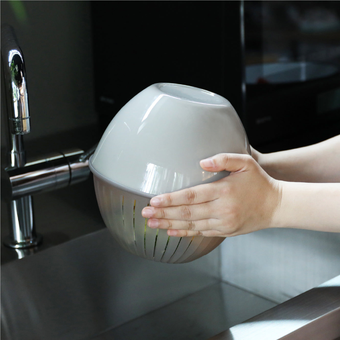 ザルとボウルを組み合わせれば、水切りとしても使えます。