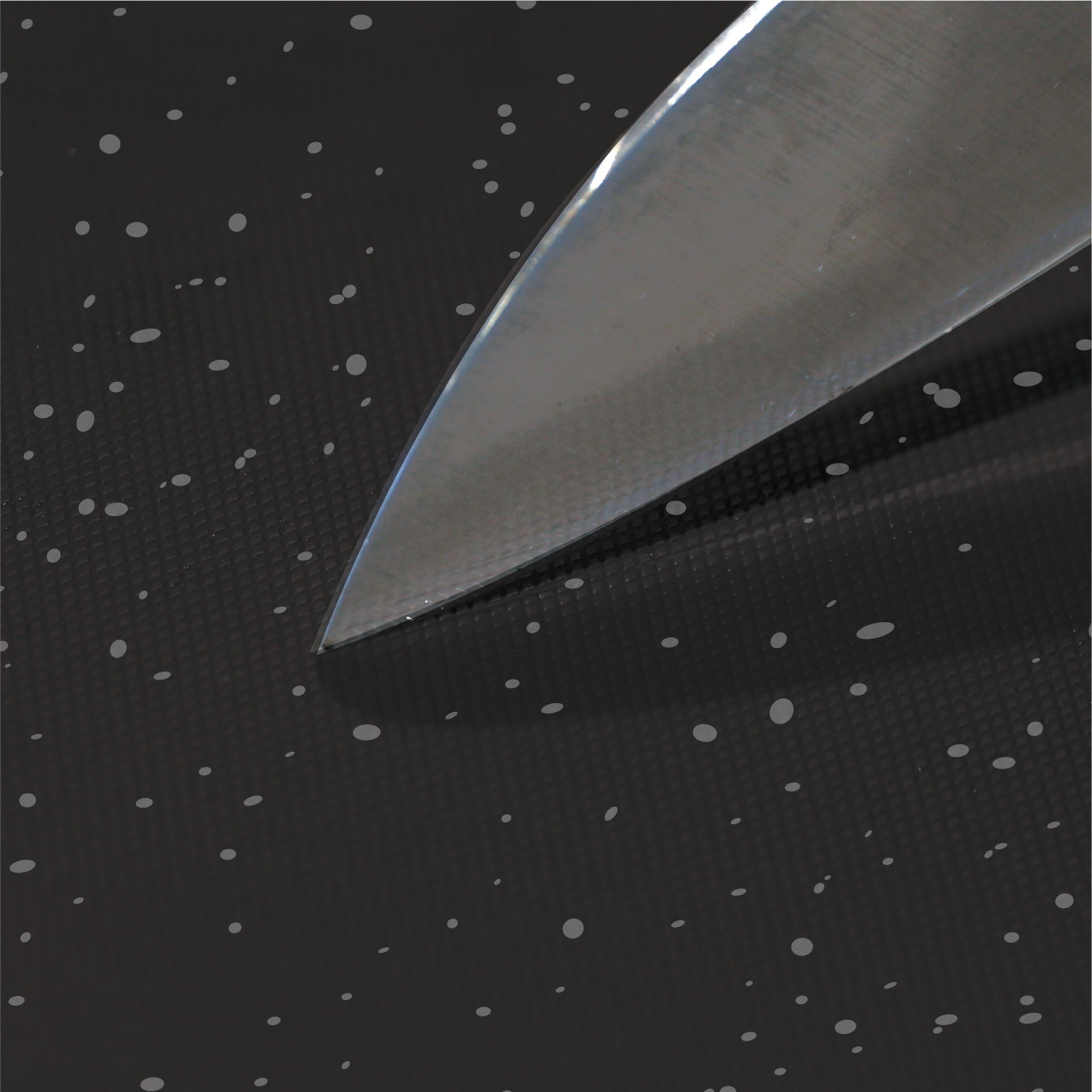 程よい弾力で、刃あたりが優しい熱可塑性エラストマー配合