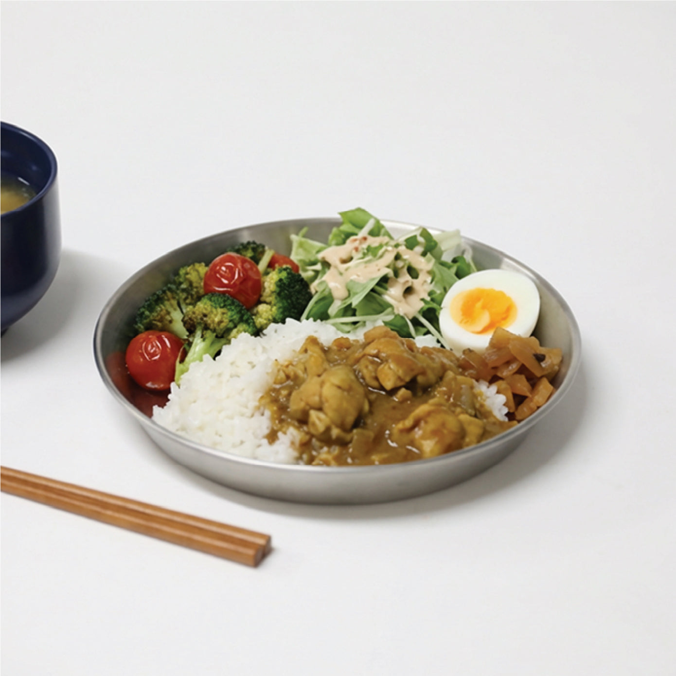 そのまま食卓にも出せるシンプルなデザイン。ステンレス製なので、匂い移りしにくいのもポイントです。