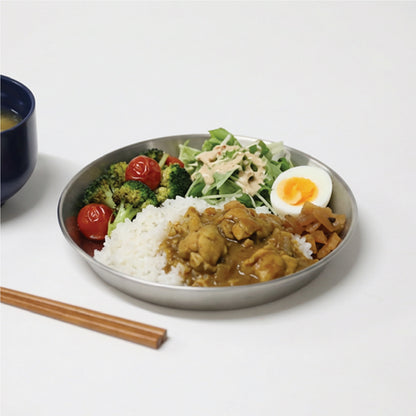そのまま食卓にも出せるシンプルなデザイン。ステンレス製なので、匂い移りしにくいのもポイントです。