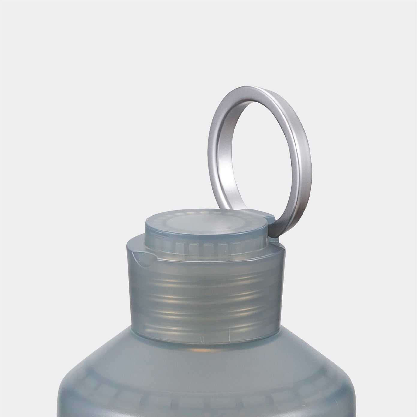 飲み口部分には金属リング（アルミニウム製）があしらわれ、高級感のある仕上がりになっています。