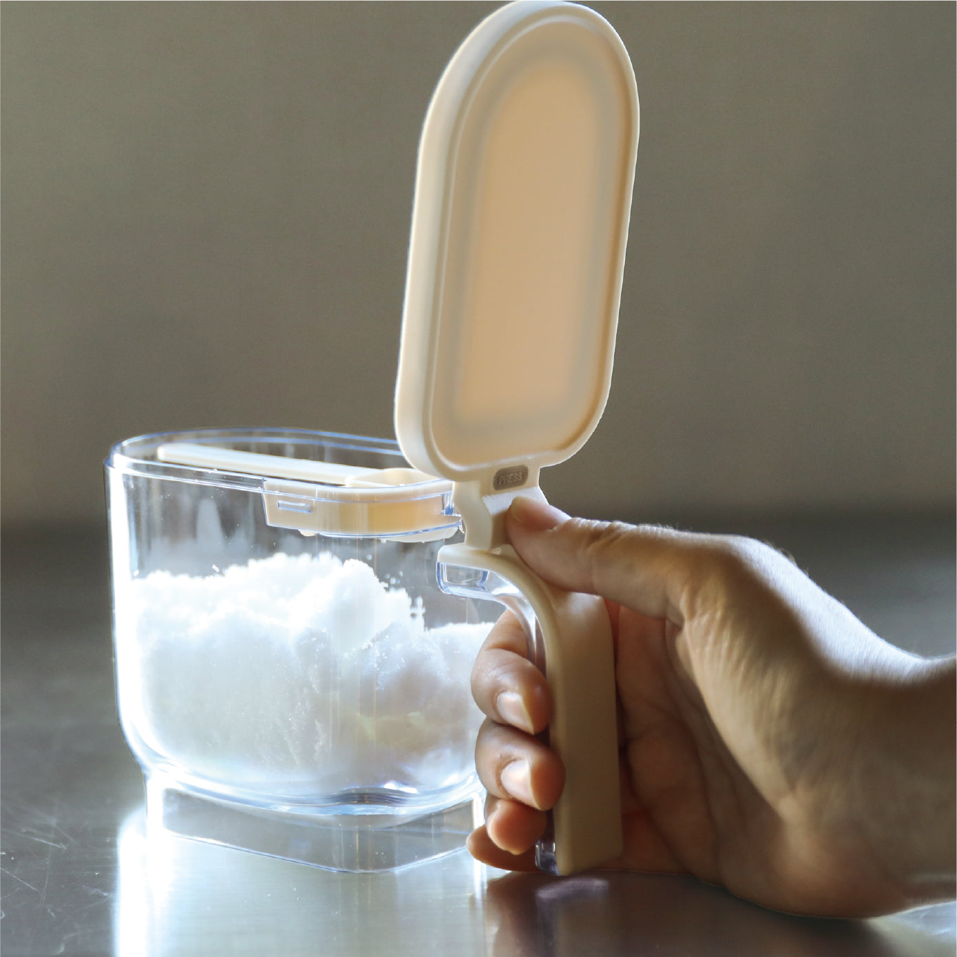 フタが自立してくれるので、調味料をすくうときも邪魔にならず、スムーズに扱うことが出来ます。