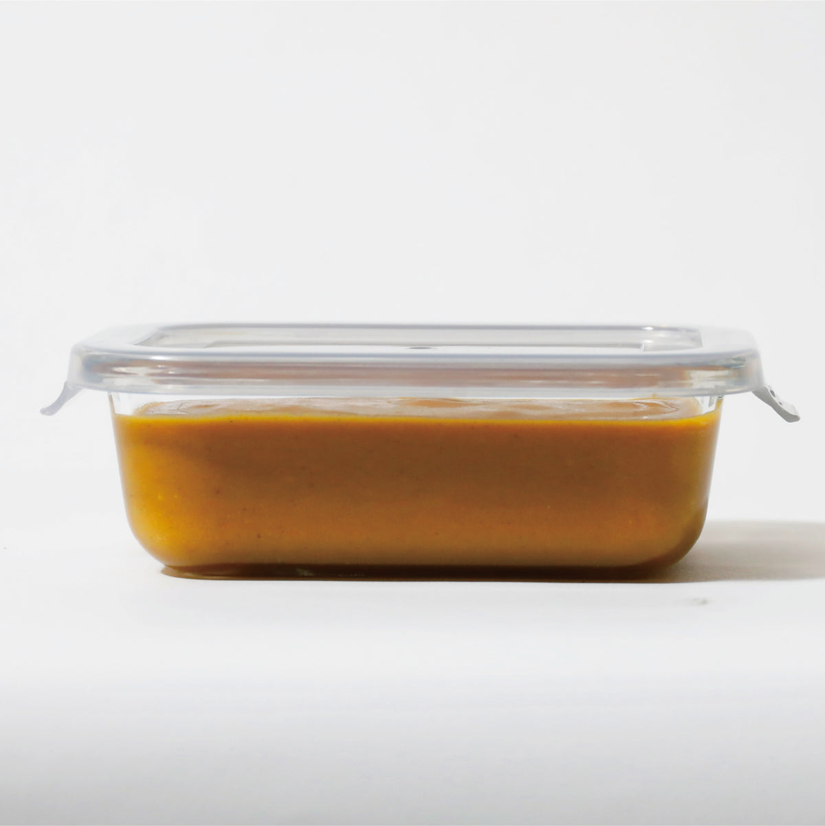 本体は耐熱ガラス製なので、においや汁モレを気にせず使えて、カレーなど油分の多い料理も安心して保存できます。