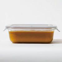 本体は耐熱ガラス製なので、においや汁モレを気にせず使えて、カレーなど油分の多い料理も安心して保存できます。
