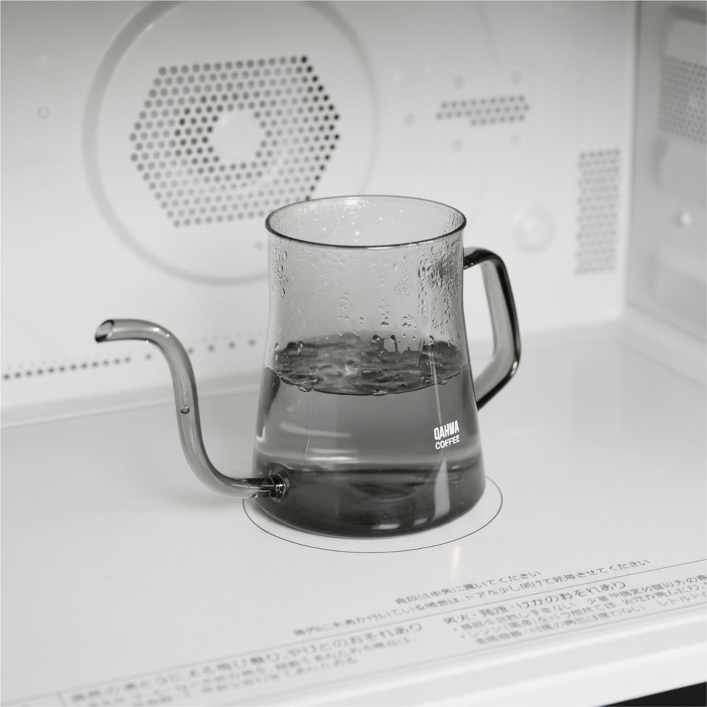 電子レンジでお湯を沸かせる、手軽さと安全性を兼ね備えた耐熱ガラス製のケトル。